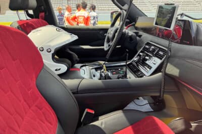 日産「パトロールNISMO」FRO仕様のコクピット。専用シートやヘルメット、無線機など、救助活動に必要な機器類が収められている