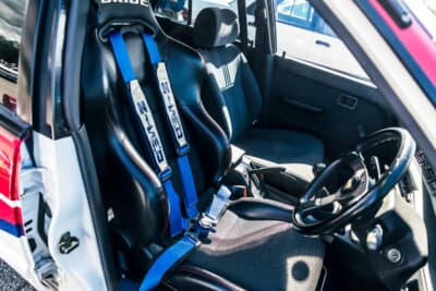 日産 ブルーバード SSS-R:運転席にはBRIDE製バケットシートとNIVEO製4点式ハーネスを装着。ラリー競技車両としての機能美が凝縮された室内だ