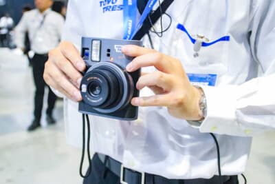 TOYO TIRES PROXES：フォトブースに入るとTOYO TIRESの担当者がチェキで撮影してくれ、その場で現像した写真をもらうこともできる
