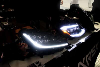 アルファレックス：ブースにはGT-Rだけでなく他車種のアイテムも単体でディスプレイされ、物欲をソソる展示内容になっていた