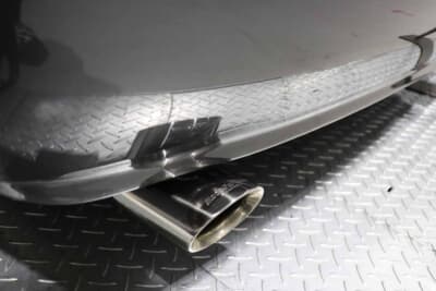 トヨタ セルシオ:マフラーはフルでワンオフ。キャタライザーから前を変更。テールエンドはオーバル型。車の雰囲気を格上げする選択