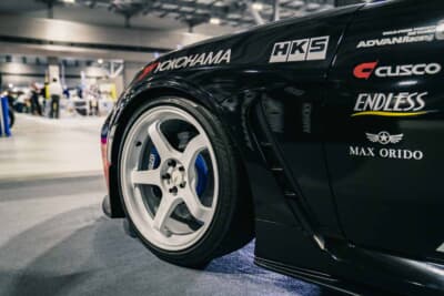 トヨタ GR86：デモカーには左右で色の異なるADVAN GTが装着されていた。左側に装着されていたRACING WHITE（レーシングホワイト）はよりスポーティな印象を引き立てる