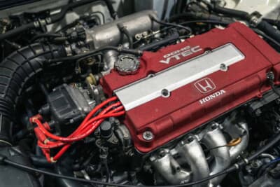 ホンダ インテグラ タイプR(DC2):ヘッドカバーからエキマニまで綺麗に仕上げられたエンジンルーム。シルバーのプラグカバーは96スペックならではの仕様だ