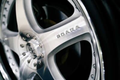 日産 Y51フーガ 後期:ニュースカラージャパンのスポークには「SCARA」の文字が入る
