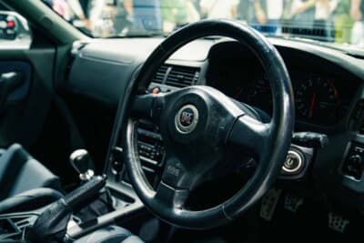 日産 GT-Rオーテックバージョン：ステアリングはR34用の3本スポーク。GT-Rのエンブレムが誇らしくインテリアのスポーツムードをさらに高める。高速走行でも安定性を発揮
