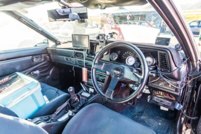 日産 S110 シルビア ハッチバック:希少なNISMO製のステアリングを装着。当時感あふれるブースト計などのメーターが並ぶ