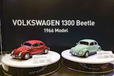 VW ビートル 1966(ミニッツ):2色が並ぶ展示。クラシックな魅力が凝縮されたRCだ