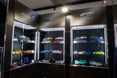 左からソリド、オットモービル、GTスピリット製の1/18スケールなどが展示される