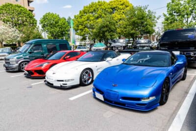 シボレー コルベット：歴代のスポーツモデルも多数参加し美しいボディラインを披露する