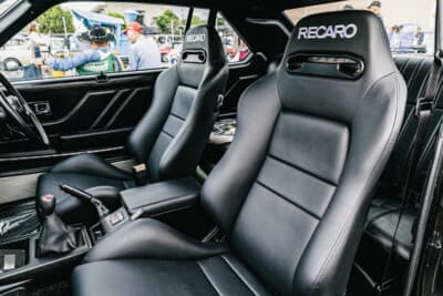 日産スカイラインGT（C210型）：フロントシートはRECARO製スポーツシートを左右2脚装着。ブラックレザーで仕立てている