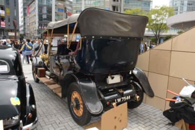 ロールス・ロイス シルバーゴースト：威風堂々とした体躯で会場に鎮座し存在感を放つ
