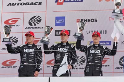 メルセデスAMG GT3 LEON：今季初表彰台となる2位を獲得し、トロフィーを手に笑顔を見せる65号車
