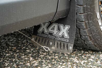 トヨタ RAV4:こちらはブラックカラーのマッドフラップ。巻き込み防止用のワイヤーが備えられており、マッシブなイメージを強調する。後ろ側に反るような立体的なデザインが特徴的なアイテムだ
