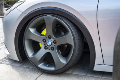 トヨタ プリウス：助手席側のBMW X5純正ホイールは、シックなグレーカラーで仕上げている。運転席側のパールホワイトとは異なり、足元を引き締めてボディカラーとの一体感を高める効果がある