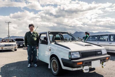 日産 マーチR:オーナーの板野さんと愛車。「ほとんどの人がこのクルマをわかってくれない」と笑いながら語る