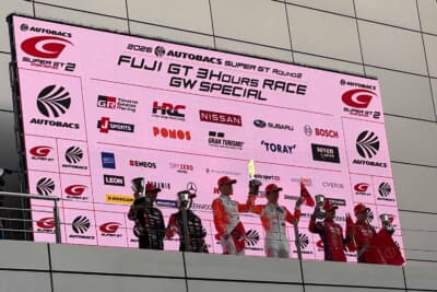 GT500クラスの表彰式の様子を伝える富士スピードウェイのビジョン。中央には優勝した＃36 au TOM'S GR Supra（坪井翔／山下健太）コンビが映し出されている