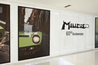 ランボルギーニ ミウラ：生誕60周年の記念ディスプレイ。ミウラの偉大な歴史を伝える貴重な1枚だ。