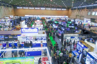 第64回静岡ホビーショー:多数の来場者で賑わう、アジア最大の模型ショーの館内風景だ。自動車プラモデルはもちろんさまざまなブースがひしめき、熱気に包まれた光景だ