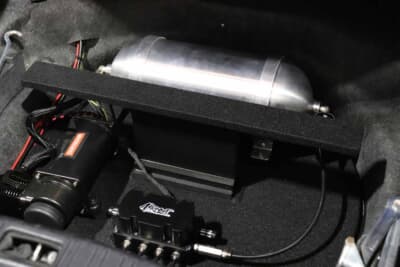 トヨタ セルシオ:トランクにはエアカップ用のタンク、電磁弁、コンプレッサーが鎮座。ラゲッジの底面を支える台座はMDFで制作