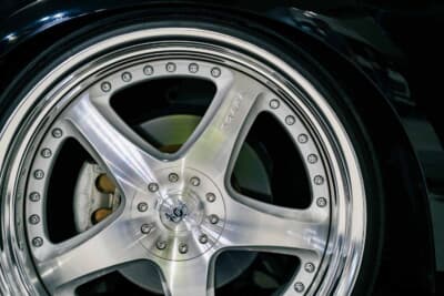 日産 Y51フーガ 後期:ニュースカラージャパン21インチのフロントホイール。センターキャップにはジャンクションプロデュースのエンブレムを配する3ピース構造だ