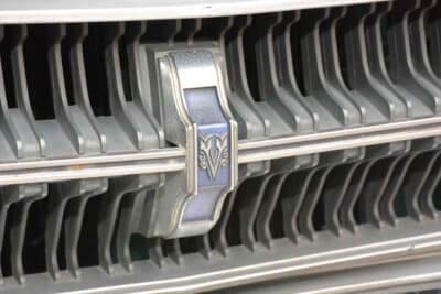日産 バイオレット 1400DX:フロントグリル中央に配置された専用エンブレムが誇らしげだ