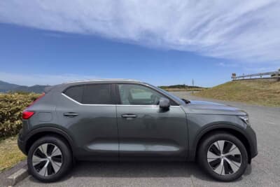 ボルボ XC40 ウルトラ B4 AWD:洗練された都会的なデザインが際立つサイド姿
