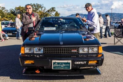 日産 S110 シルビア ハッチバック:オーナーの上原さん(写真左)と愛車のS110シルビアハッチバック