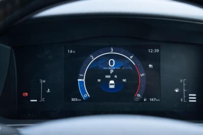 トヨタ ハイエース：7インチのカラーデジタルメーターを全車に標準装備。3つのテイスト（Casual/Smart/Sporty）から表示を選択でき、警告などの安全情報もカラーでわかりやすく一括確認できる