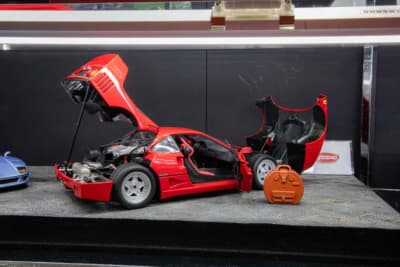 フェラーリ F40(1/18スケール):各部カウルが開閉し内部構造を楽しめる大型モデルだ。今回は専用バッグが付属