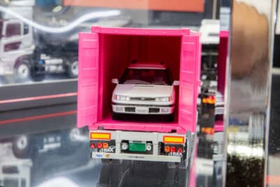 UD クオン ONEコンテナ(1/43):後部の扉が開きミニカーを収納して遊べる仕様だ
