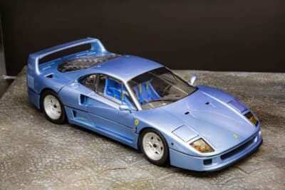 フェラーリ F40(1/18スケール):爽やかなライトブルー(実際に存在するカラーリング)のボディが新鮮だった