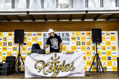 DJがプレイするアメリカンな音楽が会場のボルテージを最高潮へと引き上げる