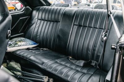 日産スカイラインGT（C210型）：全面張り替えを施したリアシート。フロント同様にブラックレザーで統一されている