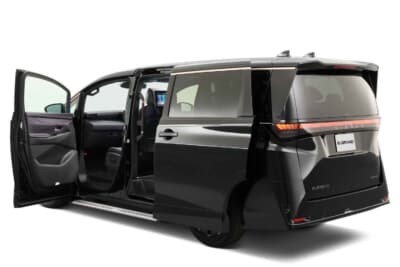 日産 エルグランド VIP：大きく開くスライドドアが、VIPの乗降をさりげなくサポートす
