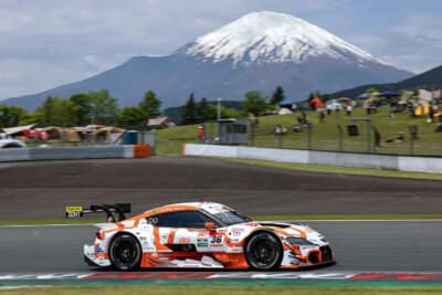 トヨタ GRスープラ au TOM'S：富士山を背景にストレートを快走する36号車が圧倒的な速さを見せた