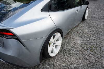 トヨタ プリウス：BMW純正ホイールのデザインが、プリウスのボディラインに意外なほどマッチする。輸入車純正ならではの、若干コンケーブした立体的なディッシュスタイルが非常にスタイリッシュだ