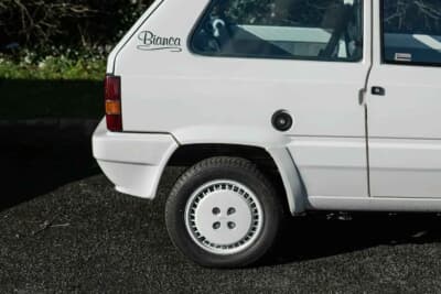 6525英ポンド（邦貨換算約139万円）で落札されたフィアット「パンダ 1000CL ビアンカ」（C）Iconic Auctioneers