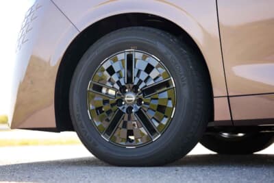 日産 エルグランド:足元を引き締める、緻密にデザインされたアルミホイールだ。