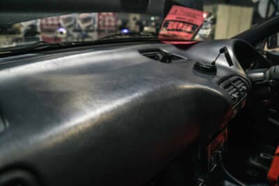 ホンダ インテグラ タイプR(DC2):ヤフオクで格安で手に入れたというダッシュボードは割れもなく良い状態を保っている