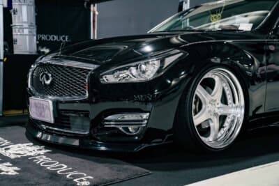 日産 Y51フーガ 後期:ヘッドライトにアイラインガーニッシュを装着。引き締まったフロントフェイスを演出する