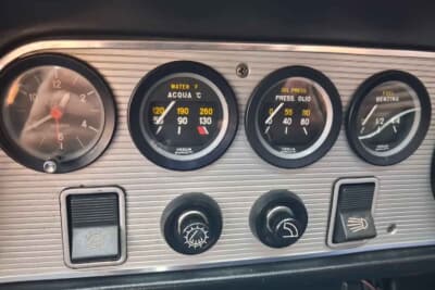 1万688ポンド(邦貨換算約226万円)で落札されたフィアット「124スポルト」(C)Iconicauctioneers