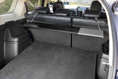 ミニバン 汎用:ラゲッジスペースに設置すれば上下2段で荷物を積載できる便利な棚になる