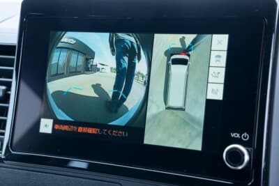 トヨタ ハイエース：人や障害物を検知するとカメラ映像を自動表示する機能を新採用した。パーキングサポートブレーキと連動し、車両周辺の状況をリアルタイムで確認できるため、安全確認の支援に大きく貢献する