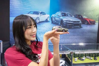 バハマブルーのミニッツビートルを前に笑顔。女性にも大人気のモデルであることは間違いなさそうだ