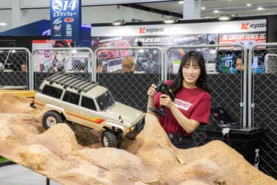トヨタ ランドクルーザー60のクローラーを操縦し見事岩場の難所をクリアして笑顔