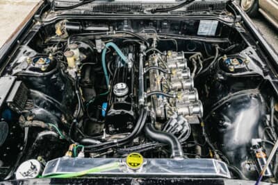 日産スカイラインGT（C210型）：取材時点でのエンジンルーム。L型直列6気筒エンジンにトリプルキャブレターを装着した状態で、最終的にはL28改の3.1Lフルチューン仕様となる予定だ