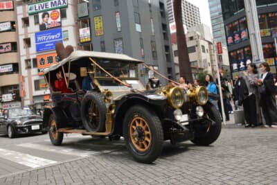 ロールス・ロイス シルバーゴースト：品川の近代的なビル群を背景に、116年前の美しいシルエットが映える