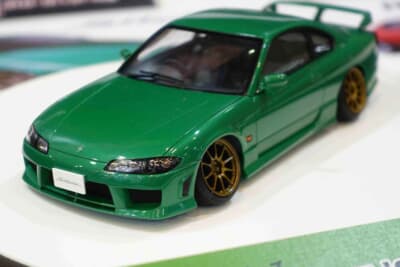 アオシマ エアサスカスタム:車高を極限まで低め、キャンバーをつければこんな具合に調整可能。実車さながらの迫力あるスタンスをプラモデルで手軽に再現できる仕様だ