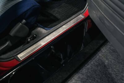 Re30 スカイラインシルエット：サイドシル下部のドアステップには角パイプを内側から溶接して補強し、踏み込んでも割れない強度を確保した