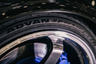 トヨタ GR86:ADVAN Sport V107。サイドウォールのデザインが好みでADVANのタイヤをチョイスする人も少なくないだろう